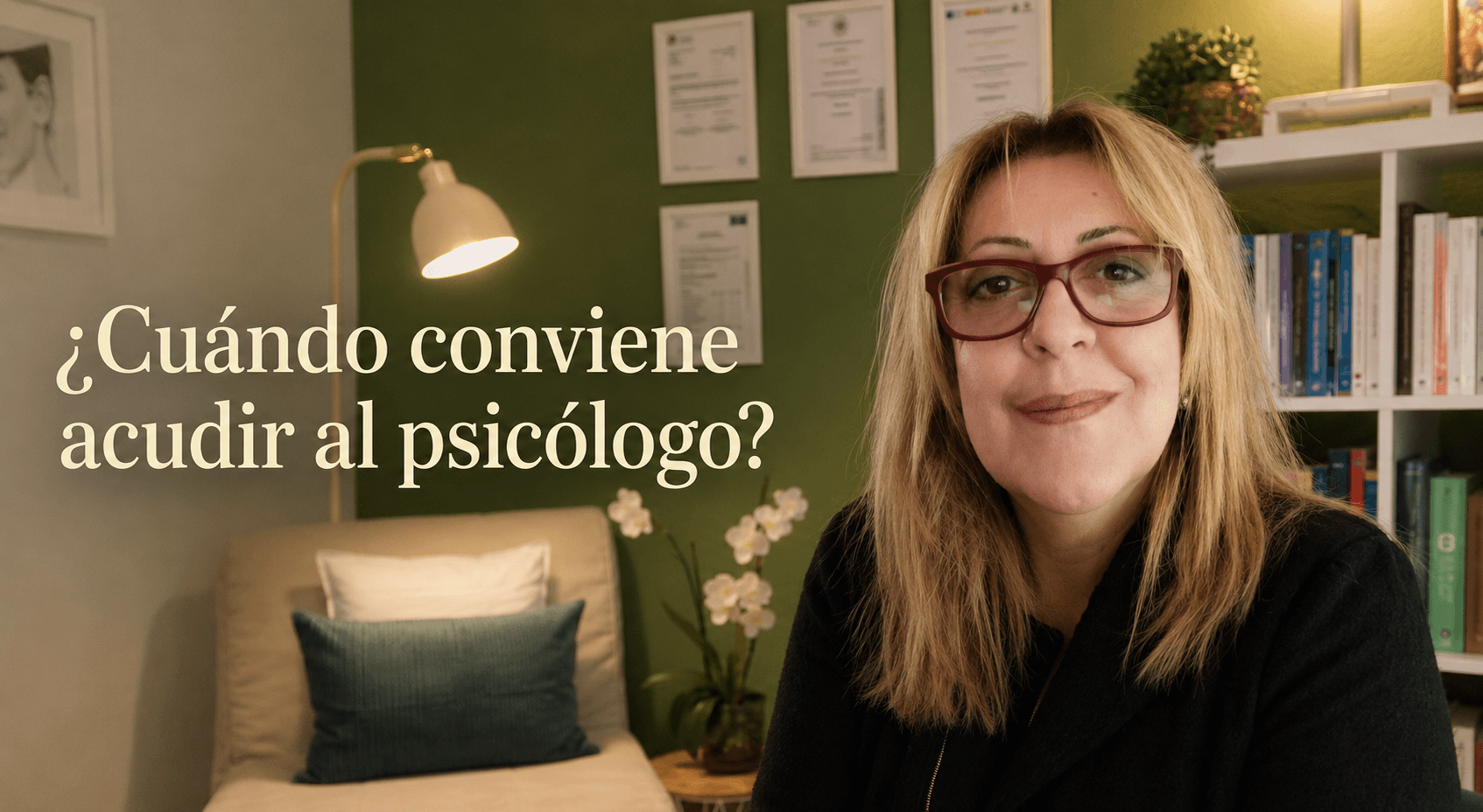 Fotografía de la Psicologa en su estudio,con una pregunta.